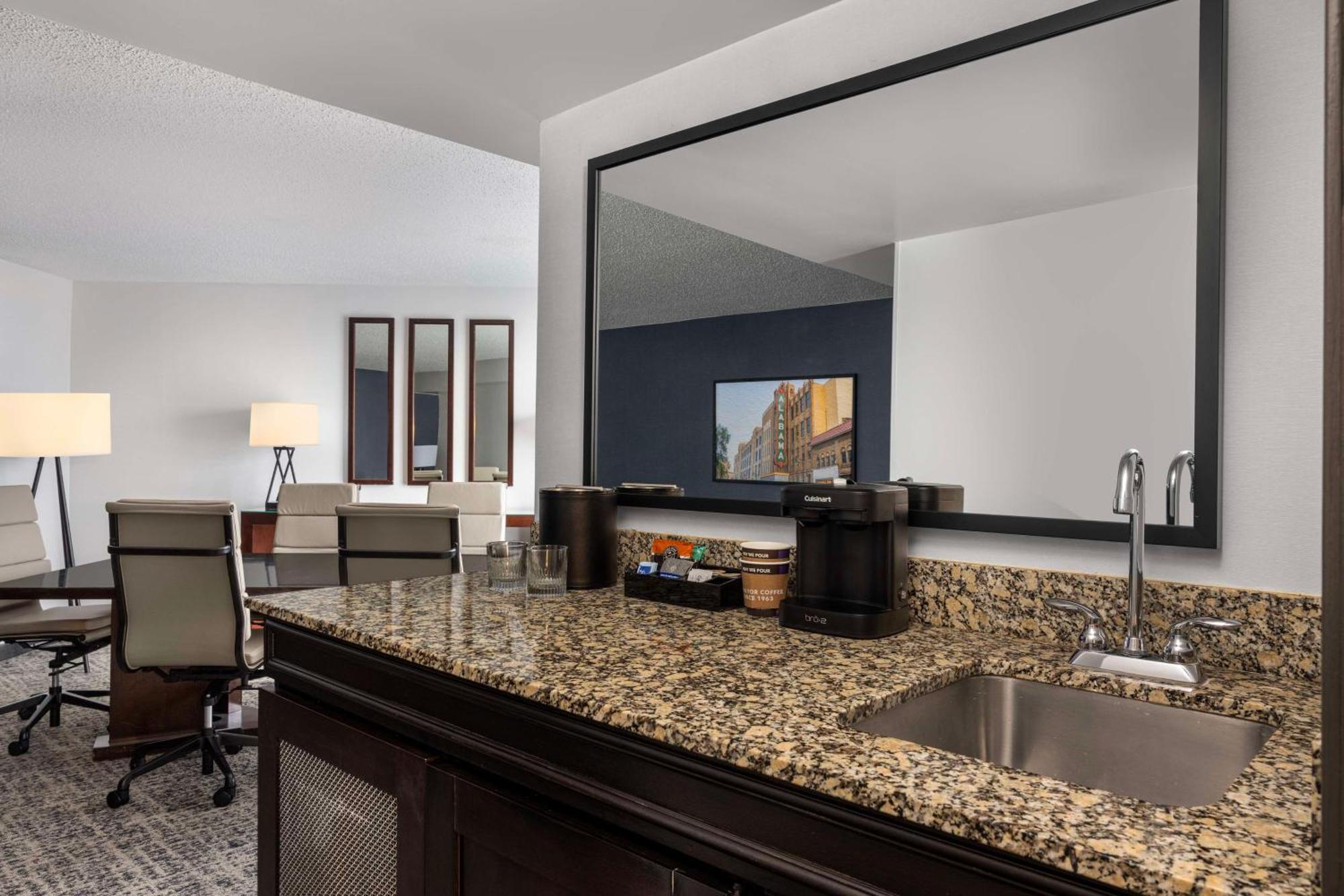 Embassy Suites Birmingham Bagian luar foto